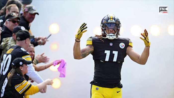 Bears Receivers React to Another Person to Catch Passes